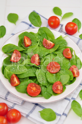 Salat mit Spinat und Tomaten