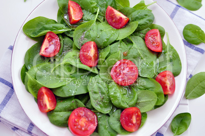 Salat mit Spinat und Tomaten