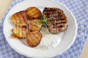 Steak mit Bratkartoffeln und Sauerrahm Dip