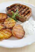 Steak mit Bratkartoffeln und Sauerrahm Dip