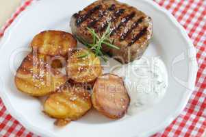 Steak mit Bratkartoffeln und Sauerrahm Dip