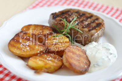 Steak mit Bratkartoffeln und Sauerrahm Dip