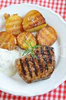 Steak mit Bratkartoffeln und Sauerrahm Dip