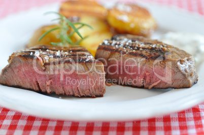 Steak mit Bratkartoffeln und Sauerrahm Dip