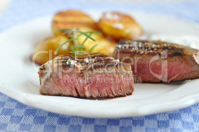 Steak mit Bratkartoffeln und Sauerrahm Dip