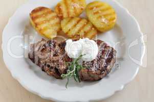 Steak mit Bratkartoffeln und Sauerrahm Dip