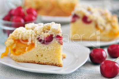 Streuselkuchen mit Kirschen und Aprikosen