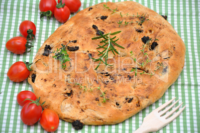 Focaccia, italienisches Weißbrot mit Kräutern und Zwiebeln