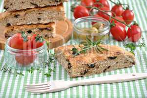 Focaccia, italienisches Weißbrot mit Kräutern und Zwiebeln