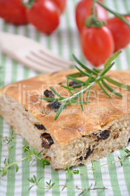 Focaccia, italienisches Weißbrot mit Kräutern und Zwiebeln