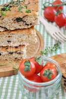 Focaccia, italienisches Weißbrot mit Kräutern und Zwiebeln