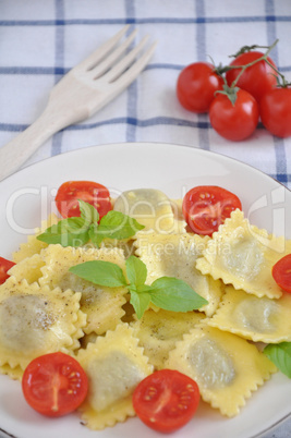 Tortellini mit Tomaten und Basilikum