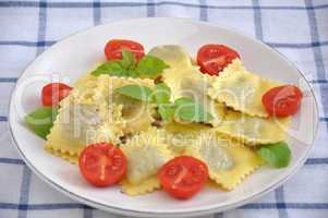 Tortellini mit Tomaten und Basilikum