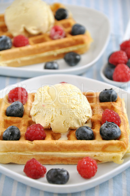 Waffeln mit Eiscreme und Beeren