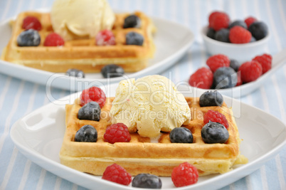 Waffeln mit Eiscreme und Beeren