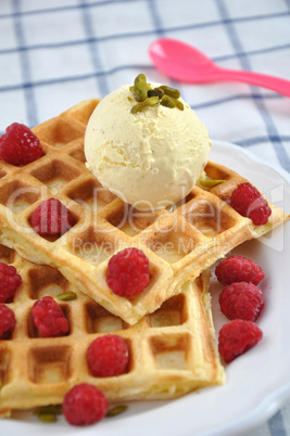 Waffeln mit Eiscreme und Beeren