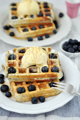 Waffeln mit Eiscreme und Beeren