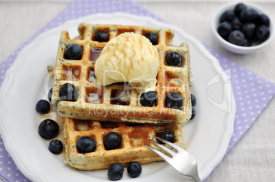 Waffeln mit Eiscreme und Beeren