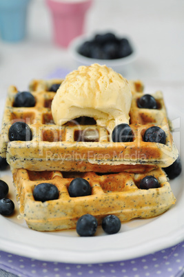 Waffeln mit Eiscreme und Beeren