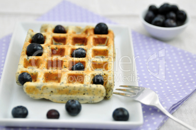 Waffeln mit Eiscreme und Beeren