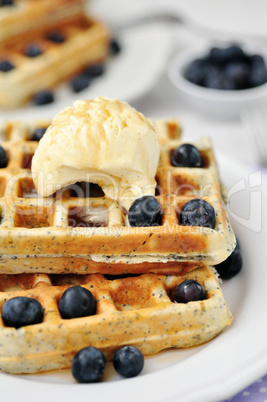 Waffeln mit Eiscreme und Beeren