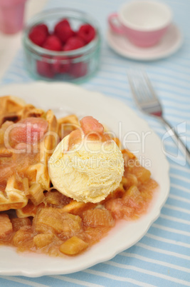 Waffeln mit Vanille Eis und Rhabarber Kompott