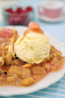 Waffeln mit Vanille Eis und Rhabarber Kompott