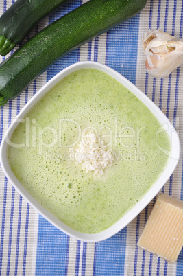 Zucchini Parmesan Suppe