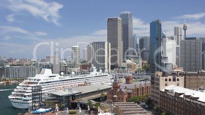 Skyline von Sydney mit Kreuzfahrtschiff, Australien