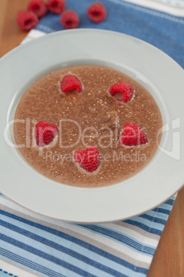 Schokoladengrießbrei mit Himbeeren