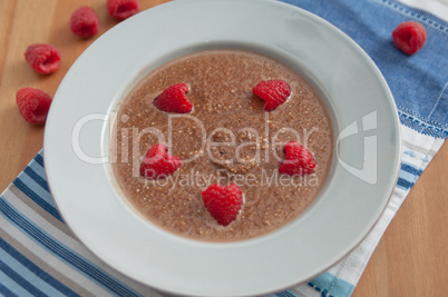 Schokoladengrießbrei mit Himbeeren