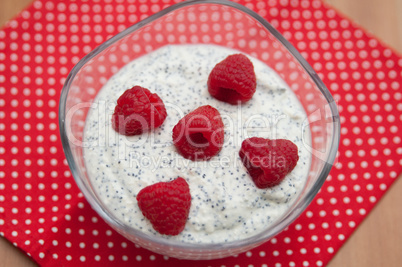 Topfencreme mit Mohn und Himbeeren