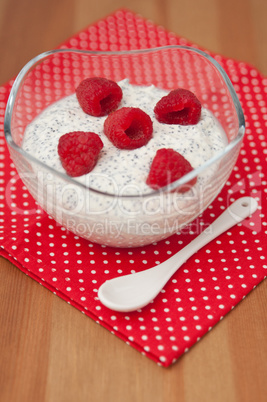 Topfencreme mit Mohn und Himbeeren