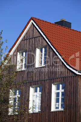 einfamilienhaus mit holzfassade,deutschland