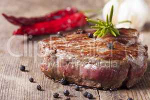 Steak vom Grill mit Pfefferkörnern