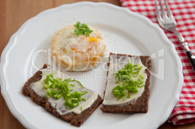 Vollkornbrot mit Schnittlauch und Ei