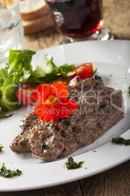 Gegrilltes Steak mit Kapuzinerkresse