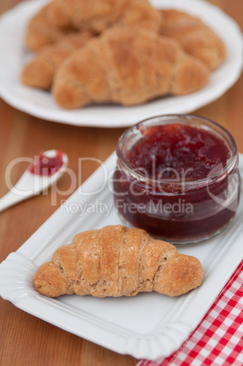 Vollkorn Croissants mit Marmelade zum Frühstück