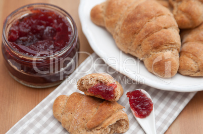 Vollkorn Croissants mit Marmelade zum Frühstück