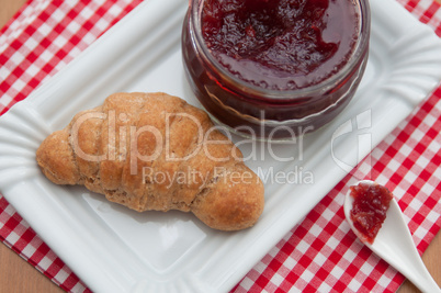 Vollkorn Croissants mit Marmelade zum Frühstück