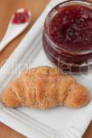 Vollkorn Croissants mit Marmelade zum Frühstück