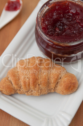 Vollkorn Croissants mit Marmelade zum Frühstück