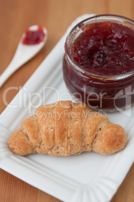 Vollkorn Croissants mit Marmelade zum Frühstück