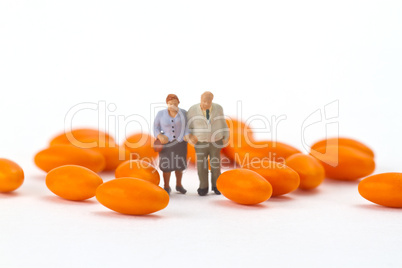 seniorenpaar mit tabletten