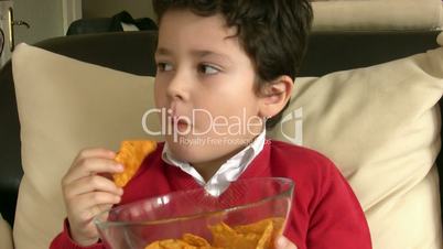young boy eating potato chisps