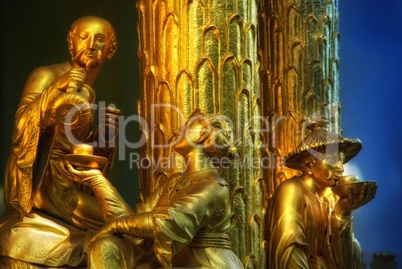 Teezeremonie mit goldenen Figuren am Teehaus Sanssouci Detailaufnahme