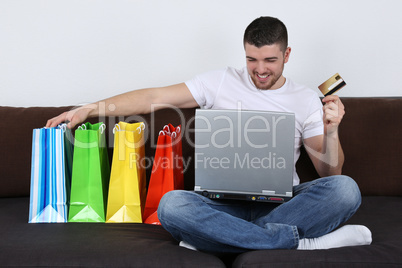 Einkaufen im Internet mit Einkaufstüten