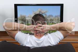Junger Mann schaut fernsehen