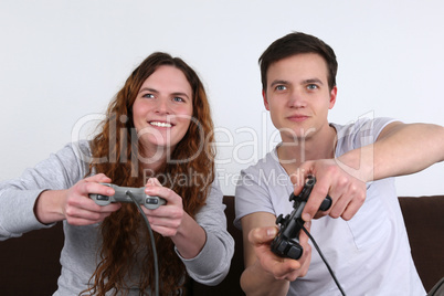 Junge Leute spielen Videospiele auf einer Spielkonsole