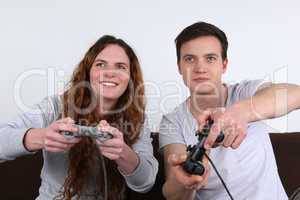 Junge Leute spielen Videospiele auf einer Spielkonsole
